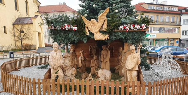 Vánoční strom v Příbrami doplnil dřevěný betlém