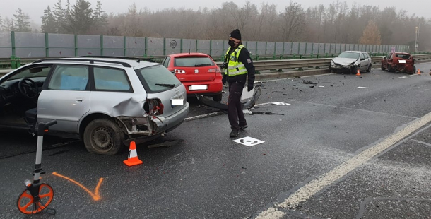 Dvě nehody uzavřely dálnici D4 v obou směrech, havarovalo 9 aut