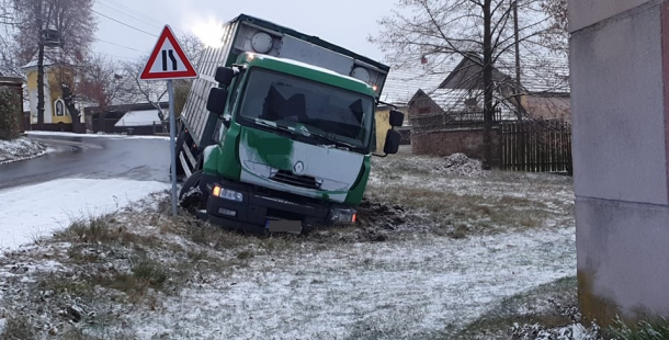 Zledovatělé silnice dělají problémy řidičům, na řadě míst došlo k nehodám