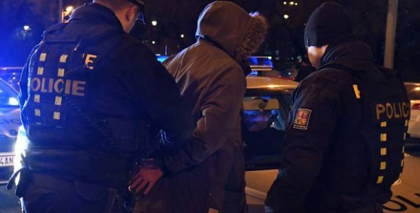 Maskovaného zloděje na Příbramsku nezastavily ani výstřely