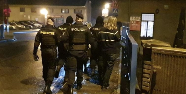Ve středních Čechách včas nezavřely podle policie 2 restaurace