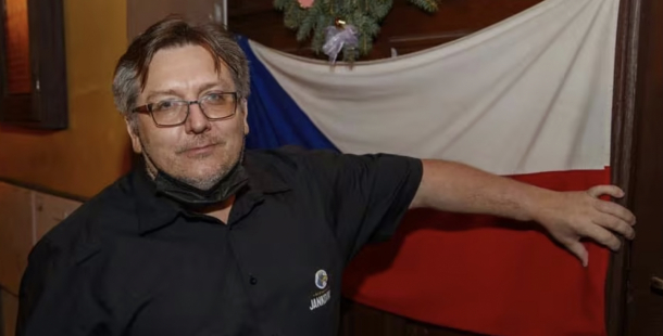Navzdory zákazu pivovar v Jincích v pátek nezavře. Nemáme na vybranou, říká majitel
