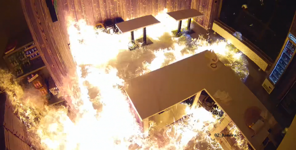 Za dopadení žháře zvýšila pizzerie odměnu. Nové záběry z bezpečnostních kamer