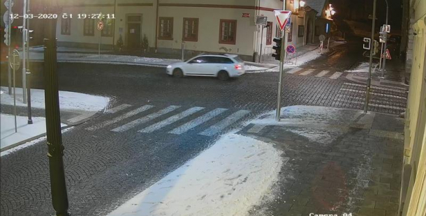 Důležitý svědek v případu zapálené pizzerie! Policisté pátrají po řidiči bílé škodovky