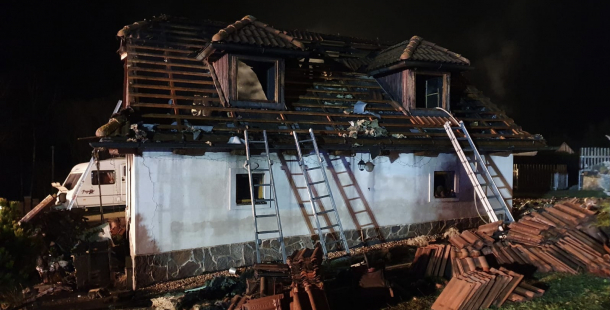 Při nočním požáru v Ohrazenicích zemřel muž, čtyři zranění