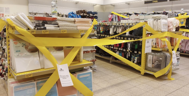 Řetězce v Příbrami znepřístupnily regály se zakázaným zbožím páskou