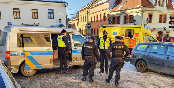 Na Březových Horách srazilo auto chodkyni, s úrazem hlavy byla převezena do nemocnice