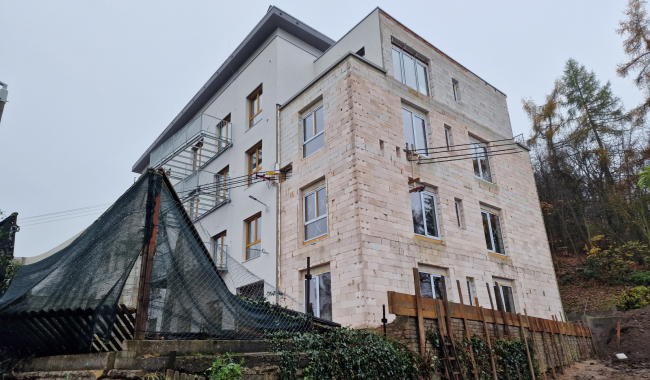 Stavbaři při přístavbě domu obezdili elektrické vedení. Neskutečné, energetici kroutí hlavou