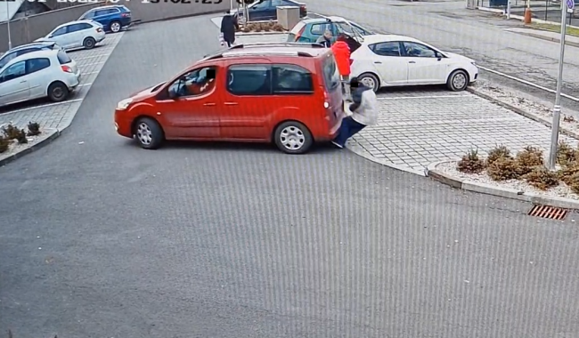 Muže na parkovišti smetlo auto. Nehodu zachytila kamera