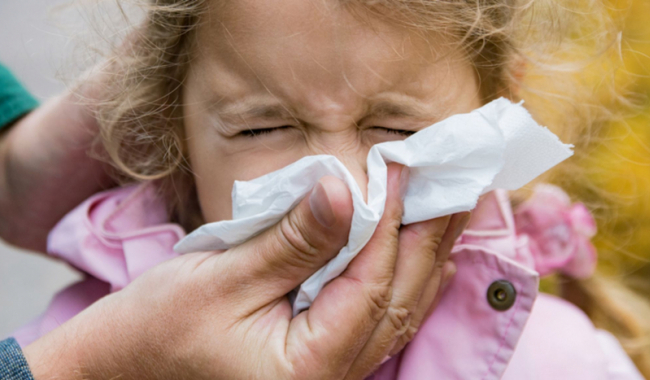 Případů chřipky a dalších infekcí dál ubývá, přibylo nemocných školních dětí