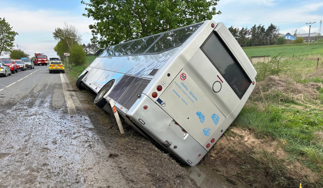 Na Příbramsku havaroval školní autobus s 50 dětmi