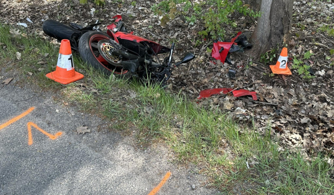 Na Příbramsku havaroval opilý motorkář do stromu. Letěl pro něj vrtulník
