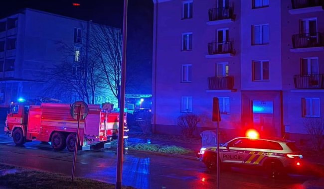 Noční požár ubytovny v Příbrami: Hasiči evakuovali 35 lidí, zasahovalo několik jednotek