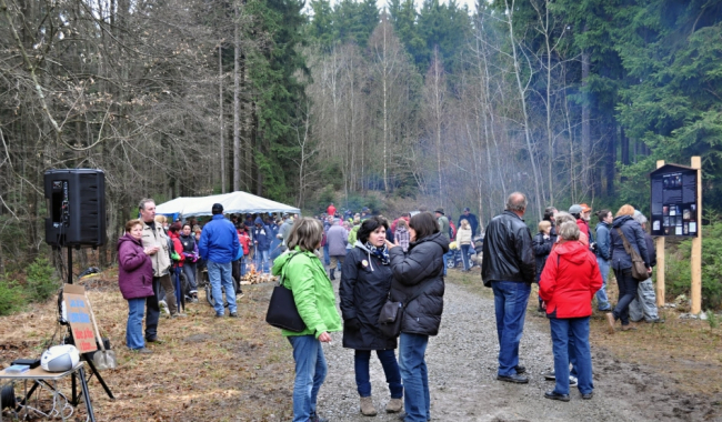 Výstup na Petráškovu horu spojí jarní výlet s připomínkou odporu místních proti těžbě zlata