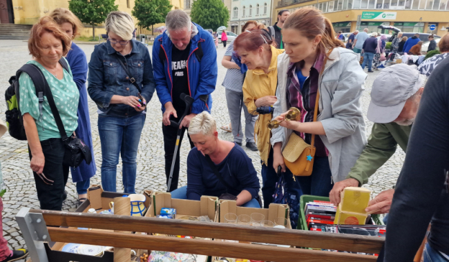 První bleší trhy roku 2026 lákají na poklady z druhé ruky