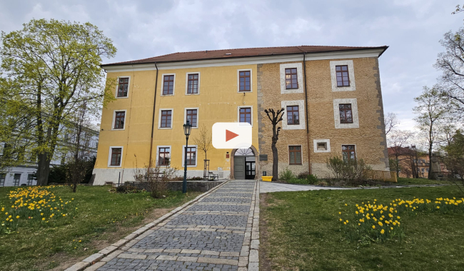 Dnes zasedá zastupitelstvo: prodej školy kraji, milionové dotace i odpis dluhu volejbalového oddílu. Sledujte online