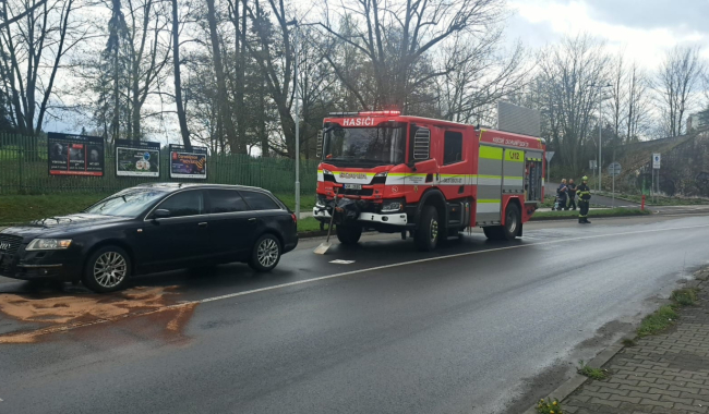 Nehoda v Březnické ulici v Příbrami: Audi narazilo do octavie, u události zasahovali hasiči, na místě zranění