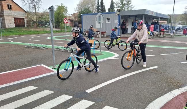 Středočeská města včetně Příbrami dostala nová kola pro děti. Pomohou s výukou bezpečné jízdy