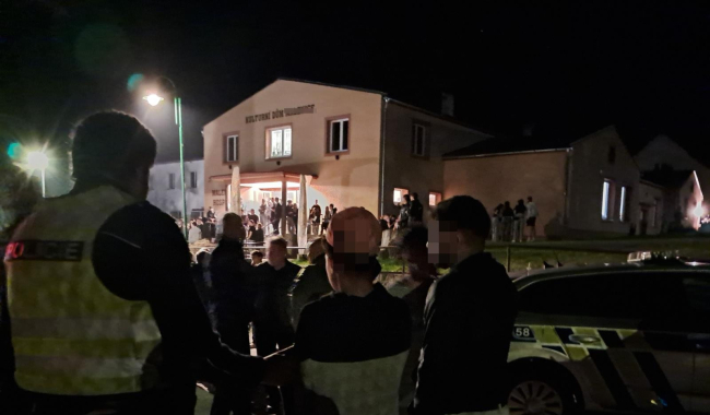 Opilý mladík z Příbramska vezl čtyři dívky. Policie zasahovala u diskotéky plné nezletilých