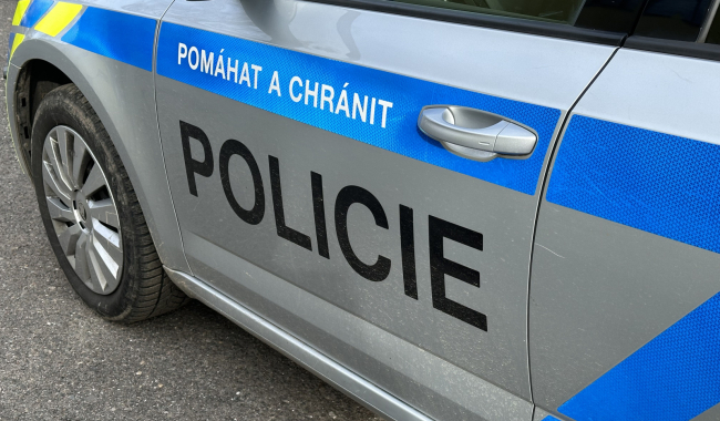 Dva lupiči okradli ženu v zastávce v Příbrami