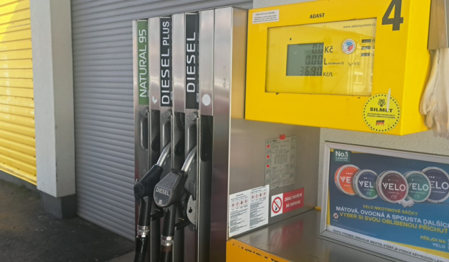 Nafta zlevnila i o koruny. Nejlevněji natankujete stále u Silmetu a u Prim