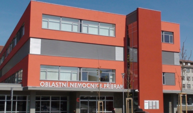 Policie vtrhla do příbramské nemocnice. Detektivové NCOZ odnášejí dokumenty i kamery