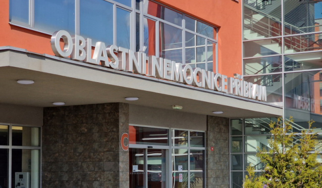 Při zásahu v nemocnici měla policie zadržet i ředitele. Zdravotnická péče je i nadále poskytována v plném rozsahu