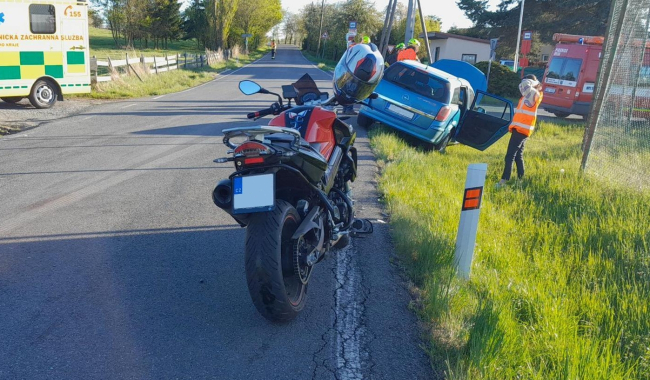 Srážka auta s motocyklem u Buše: Dva zranění skončili v pražské nemocnici