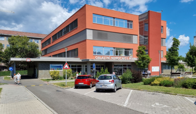 Zásah v příbramské nemocnici má dohru: šest obviněných a podezření na manipulace zakázek