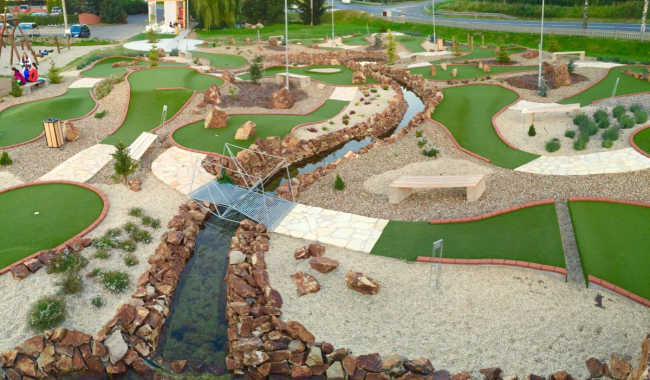 Letní noc pod širým nebem: DJ Seppi roztančí Adventure Golf Milín