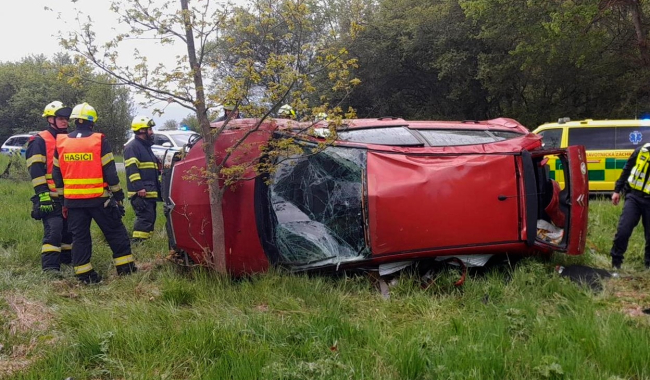 Auto u Chrástu vylétlo ze silnice a několikrát se převrátilo přes střechu