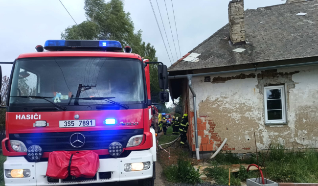 Hasiči likvidují požár v rodinném domě ve Věšíně