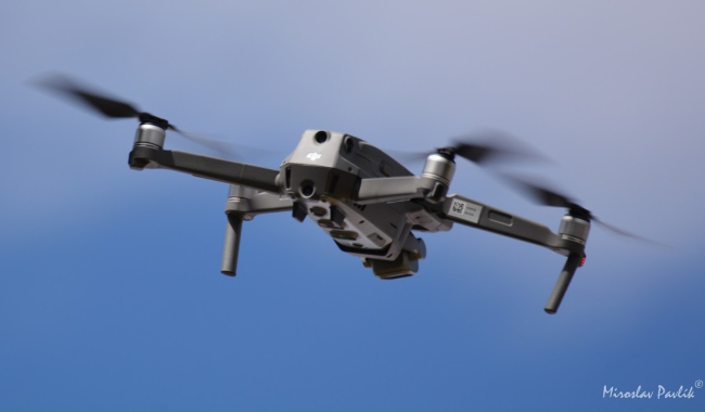 Šmíráci v oblacích: Když vám nad zahradou krouží cizí dron