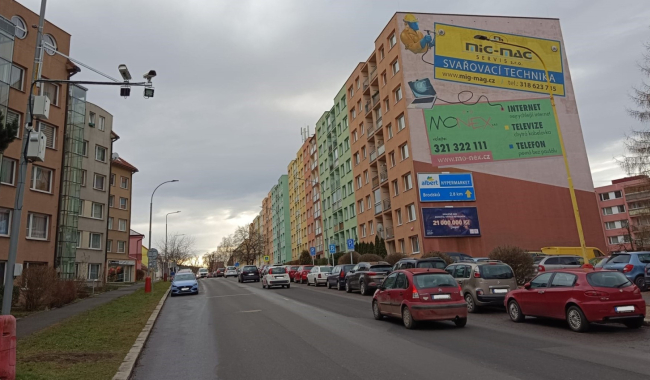 Luxusní auta, motorky bez výfuků a noční řev motorů. Obyvatelé Milínské ulice už mají hluku dost