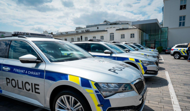 Nepřipoutaní řidiči, mobily za volantem i technické vraky. Policie v Příbrami rozdala tisícové pokuty