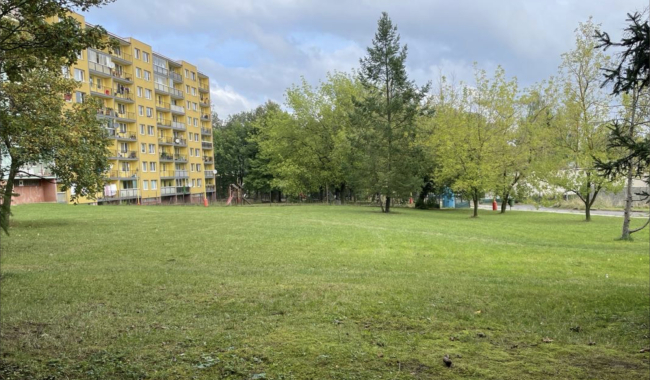 Drkolnov vře kvůli plánovanému parkovišti. Město říká, že reaguje na dlouhodobé prosby obyvatel. Petice tvrdí opak