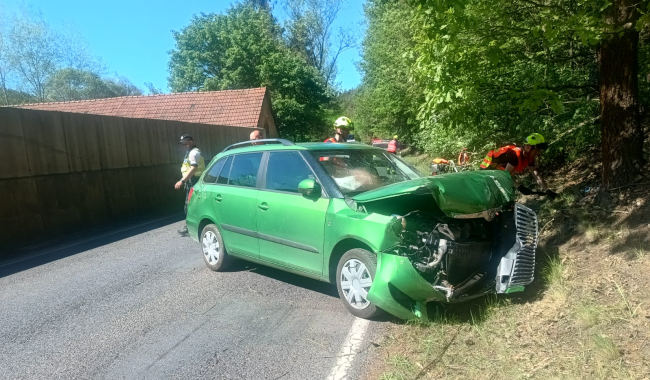 Za Hluboší skončilo auto na boku, silnice byla uzavřena