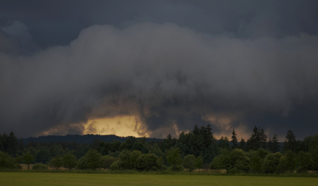 Bouřky se vracejí do stejných míst jako v sobotu. Meteorologové varují před větrem, přívalovým deštěm i kroupami
