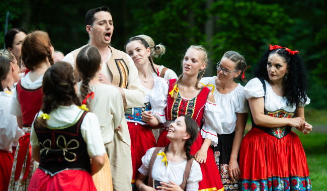 Dvořákova Vysoká znovu ožije pod širým nebem. Diváky čeká Rusalka, Čert a Káča i premiéra Slovanských tanců