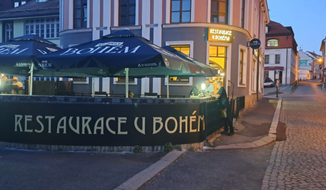 Restaurace U Bohéma v historickém centru Příbrami vás láká na tradiční kuchyni v nevšedním kabátu