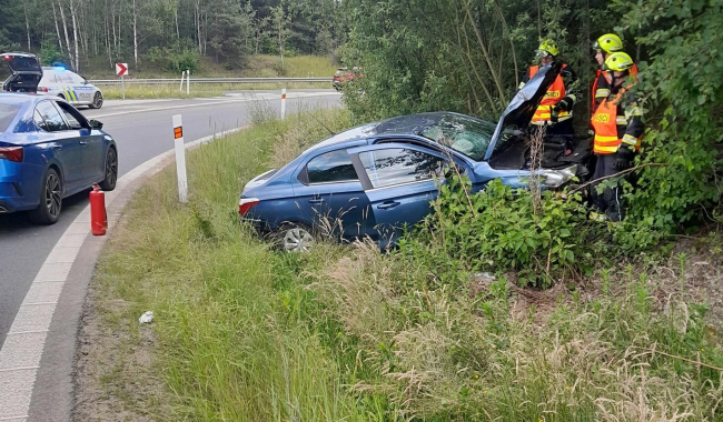 NEHODA U DRÁSOVA: Senior s citroënem nezvládl odbočení na dálničním sjezdu a skončil v příkopu
