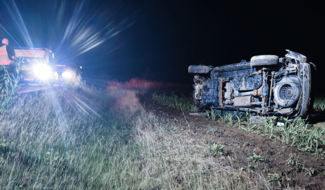 U Milína vyletěl řidič s více než dvěma promile do pole, po kotrmelcích skončil na boku
