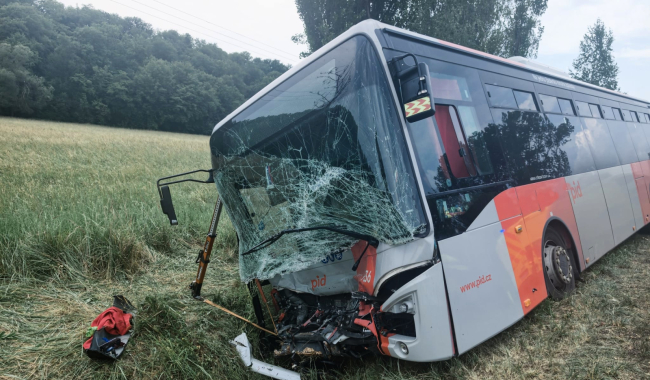 Po čelním střetu s osobním autem skončil autobus u Jinců v příkopu, na místo letěl i vrtulník