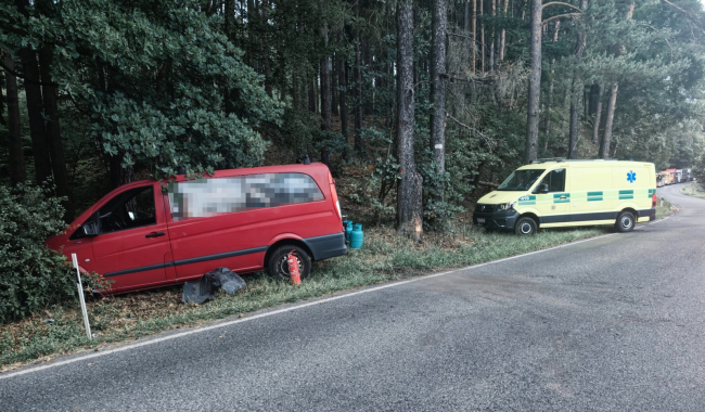 Černé pondělí na Příbramsku: U Hluboše narazila dodávka do pařezu, na místo letěl opět i vrtulník
