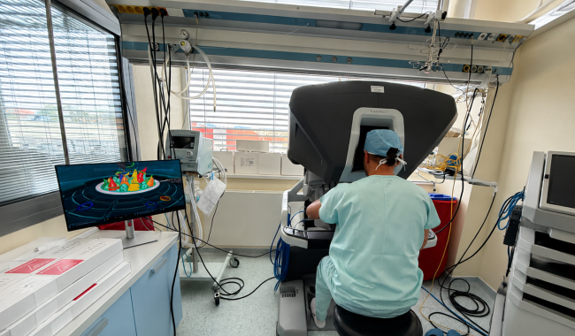 Oblastní nemocnice Příbram vstupuje do nové éry chirurgie. Do nemocnice dorazil robotický systém da Vinci