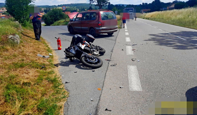 Nepozornost na silnicích: U Kosovy Hory se kvůli chybám řidičů i motorkářů srazilo pět strojů
