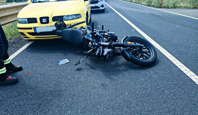 Na silnici II/604 u Milína se řetězově srazila dvě auta s motorkou, zranila se spolujezdkyně