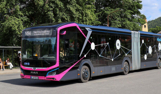 Středočeští dopravci testovali elektrický kloubový autobus MAN