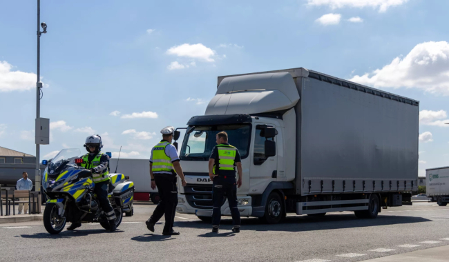 Policie a INSID vyrážejí do akce. Přísné kontroly autobusů a kamionů budou po celé republice