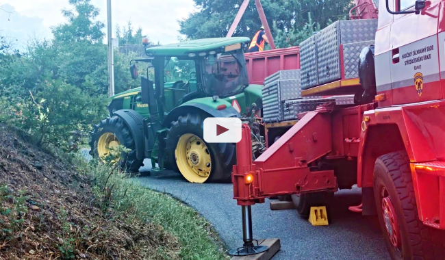 Traktor se 17 tunami obilí zablokoval silnici, hasiči museli náklad přečerpat